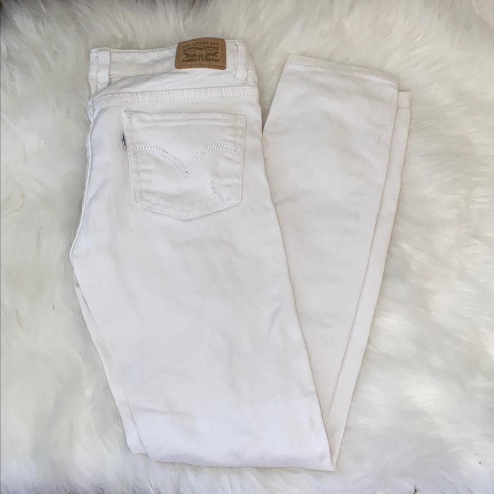 White ripped Levi’s skinny jeans.